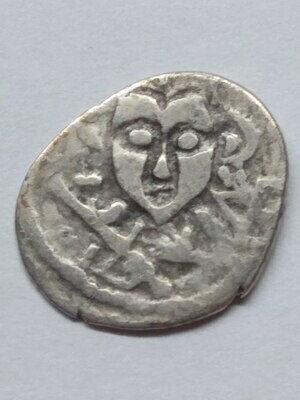 Древнерусское Государство. Город-Республика Псков. 1424-1510. Денга. Obv: Голова человека в короне с мечом. А. Rev: Надпись в четыре строки. Ag. 0.48 g. F Древнерусское Государство. Город-Республика Псков. 1424-1510. Денга. Obv: Голова человека в короне с мечом. А. Rev: Надпись в четыре строки. Ag. 0.48 g. F