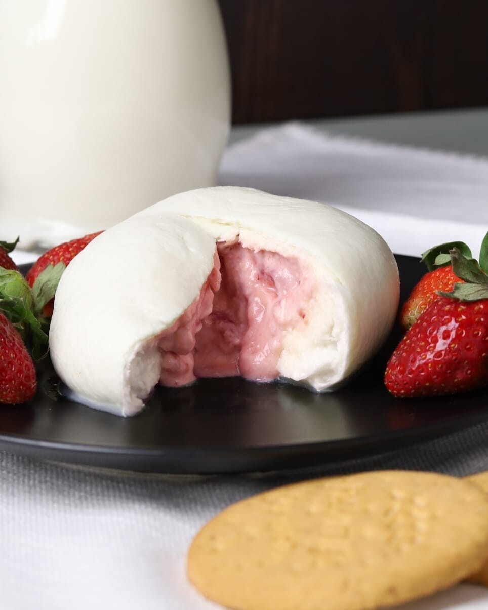 Strawberry burrata بوراتا بالفراوله Strawberry burrata بوراتا بالفراوله