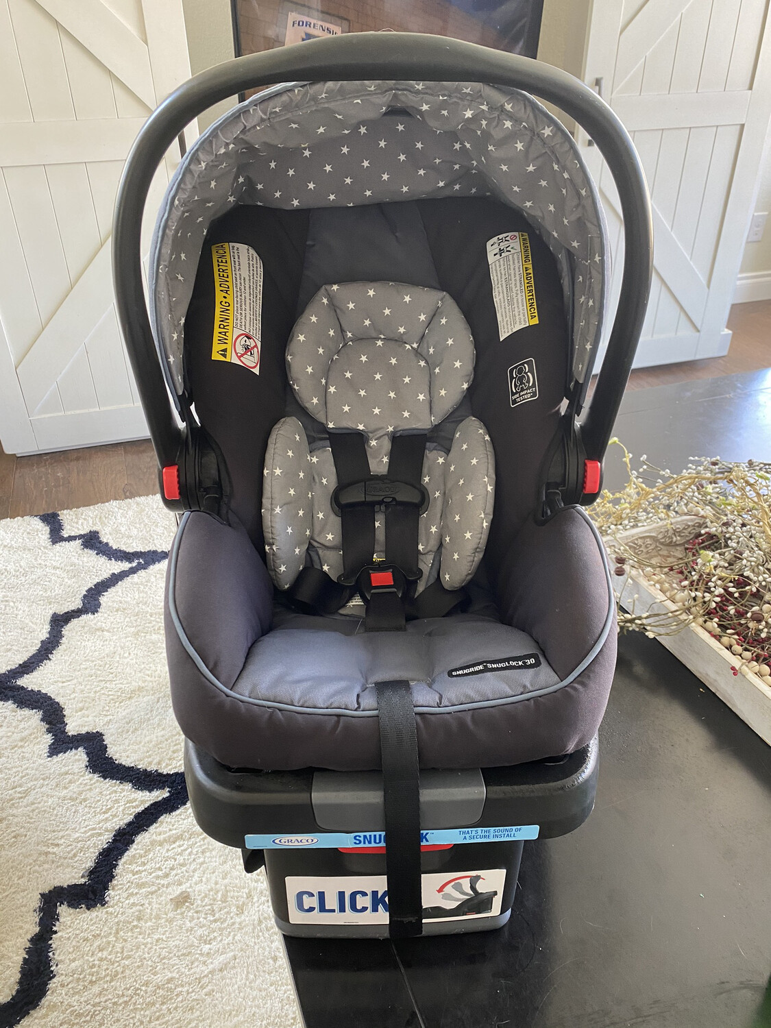 Preloved 2017 Graco Snugride snuglock Infant Car Seat & Base