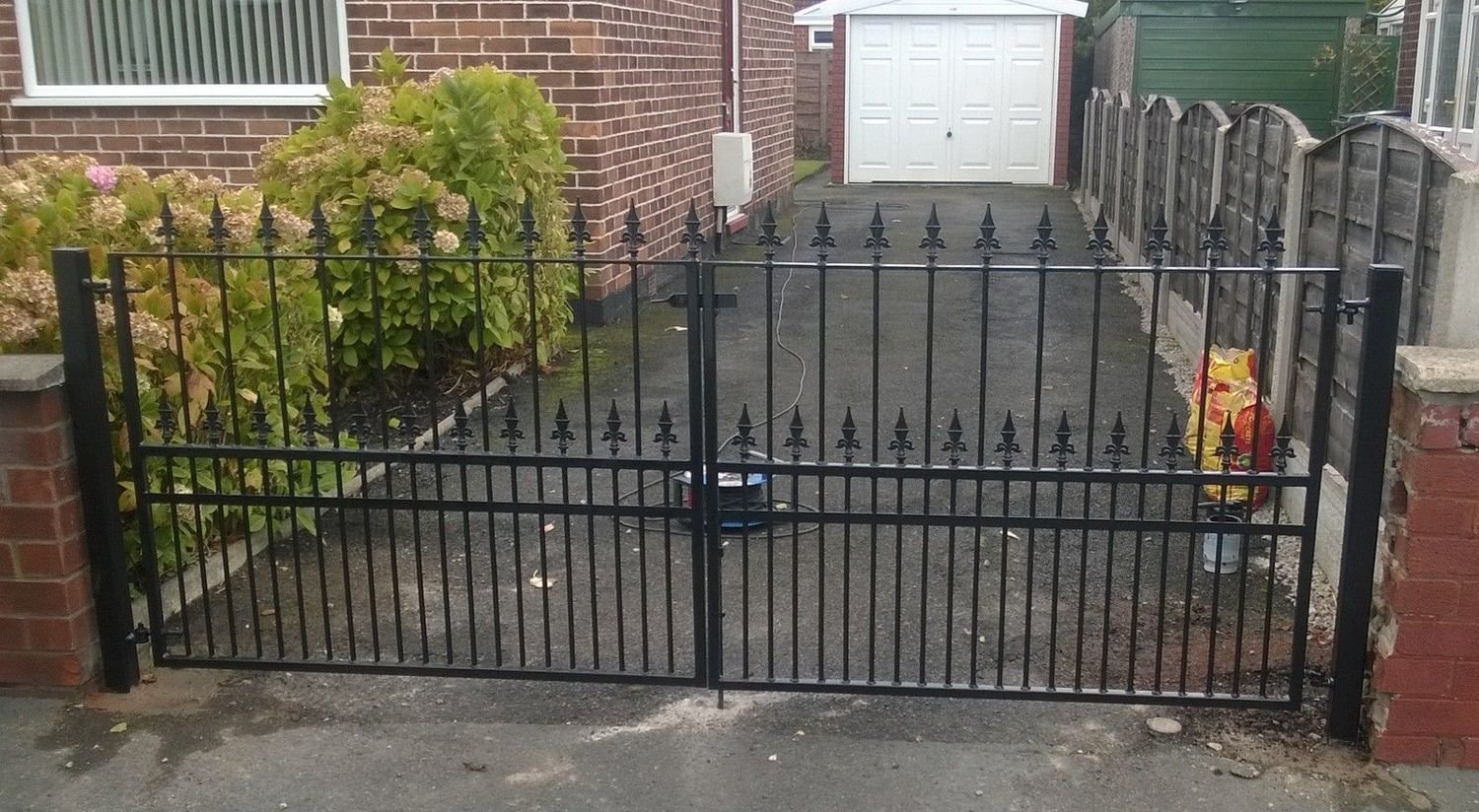 DRIVE GATE, METAL GATE, 8 FOOT GATE, 1 METER HIGH, GATE.
