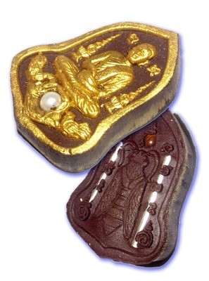 Pra Sivali Jok Badtr Gai Gaew - Nuea Pong Dam Maha Sanaeh- Sivali with Crystal Cockerels + Treasure Bee 2 Takrut 1 Gem 1 Pearl - Luang Phu Bua Pa - Wat Na Ngam 2555 BE Pra Sivali Jok Badtr Gai Gaew - Nuea Pong Dam Maha Sanaeh- Sivali with Crystal Cockerels + Treasure Bee 2 Takrut 1 Gem 1 Pearl - Luang Phu Bua Pa - Wat Na Ngam 2555 BE