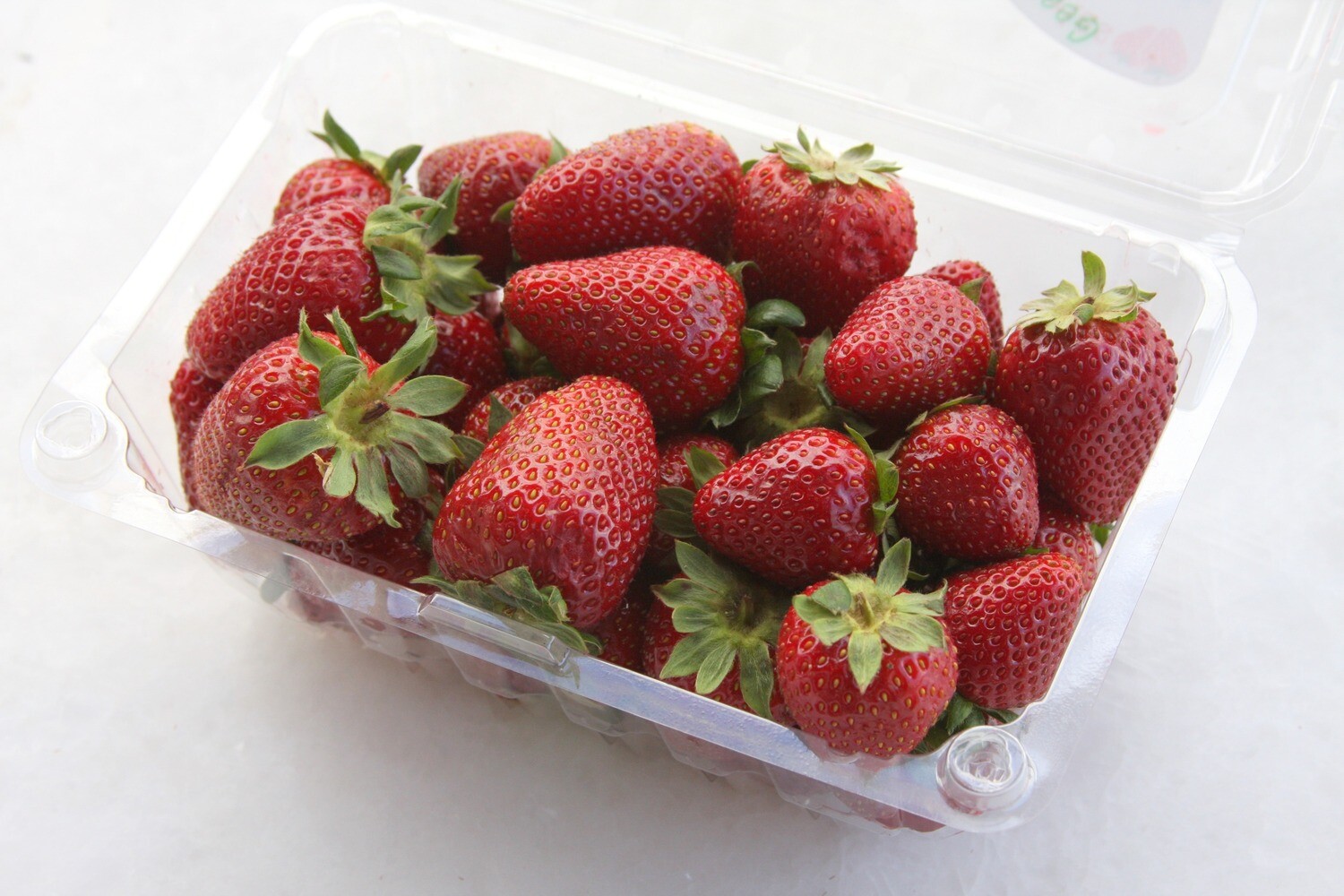 Strawberries (16 oz clam shell) Strawberries (16 oz clam shell)