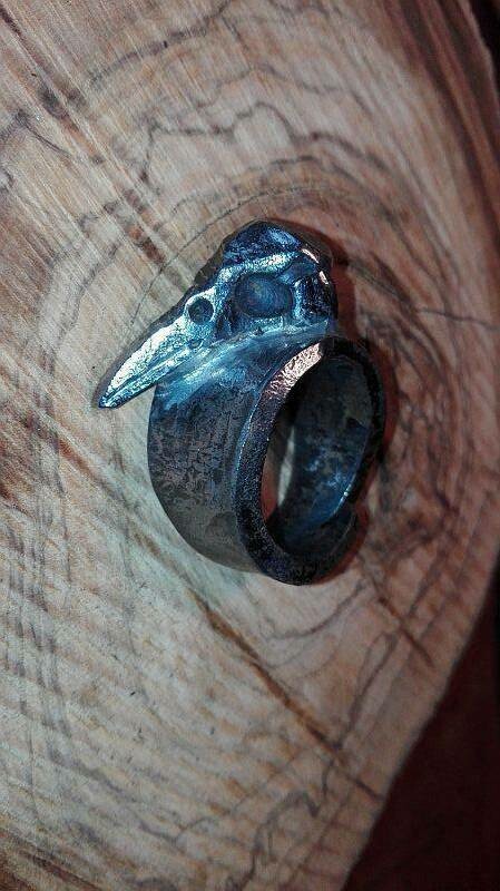 Stilisierter Ring aus Eisen mit Rabenkopf | Rabenring, verstellbar Stilisierter Ring aus Eisen mit Rabenkopf | Rabenring, verstellbar