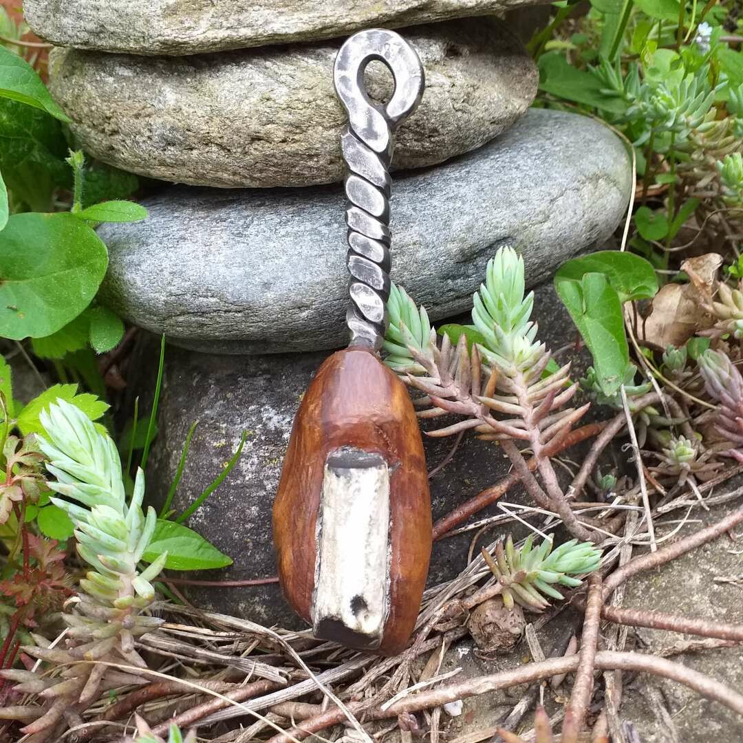 Anhänger aus Thujawurzel, Feurstein und Edelstahl Anhänger aus Thujawurzel, Feurstein und Edelstahl
