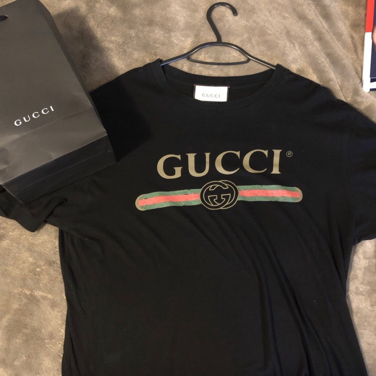 t shirt with gucci logo