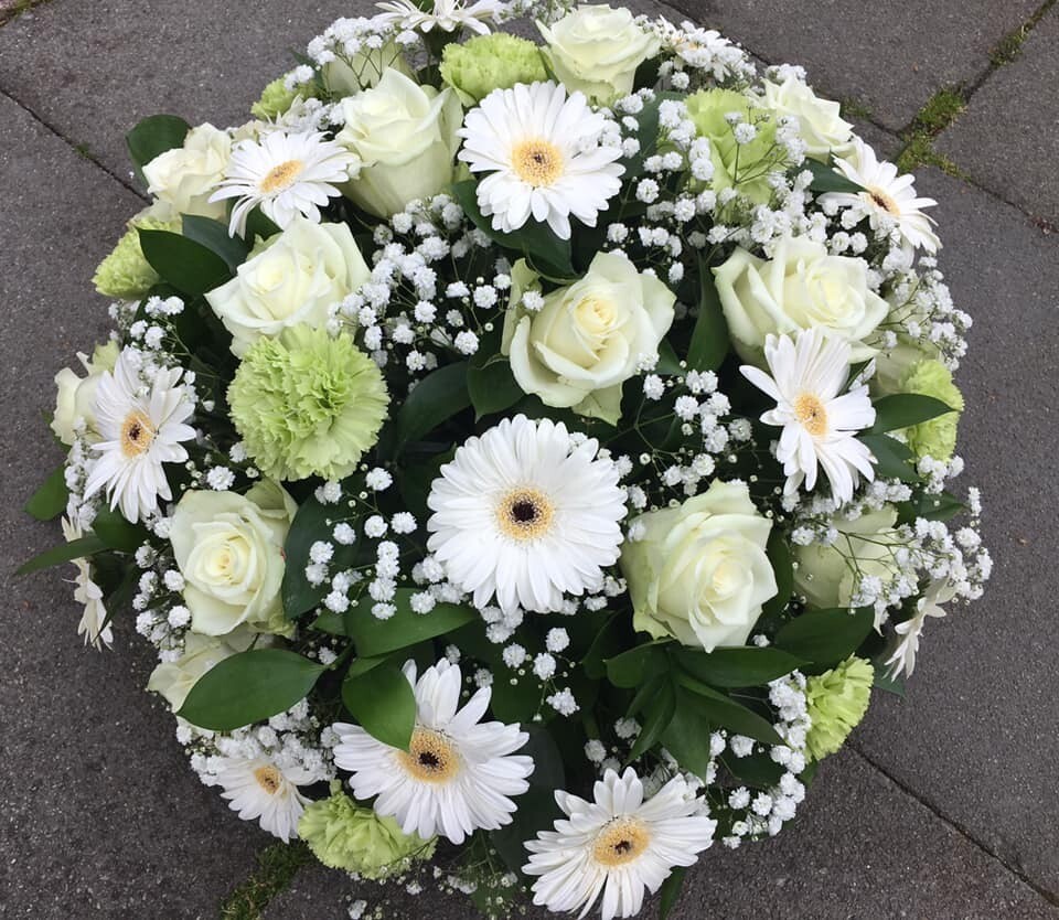 Rond bloemstuk met witte bloemen (40cm) Rond bloemstuk met witte bloemen (40cm)