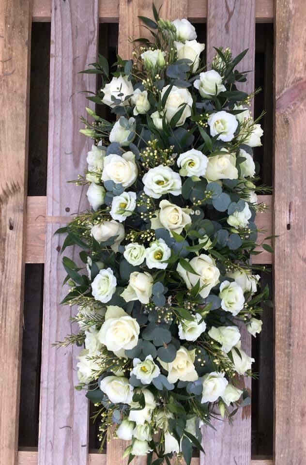 Ovaal bloemstuk met witte bloemen (lengte 1m) Ovaal bloemstuk met witte bloemen (lengte 1m)