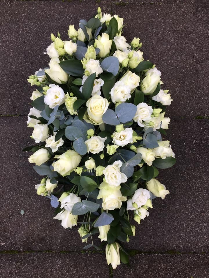 Ovaal bloemstuk met witte bloemen (60cm) Ovaal bloemstuk met witte bloemen (60cm)