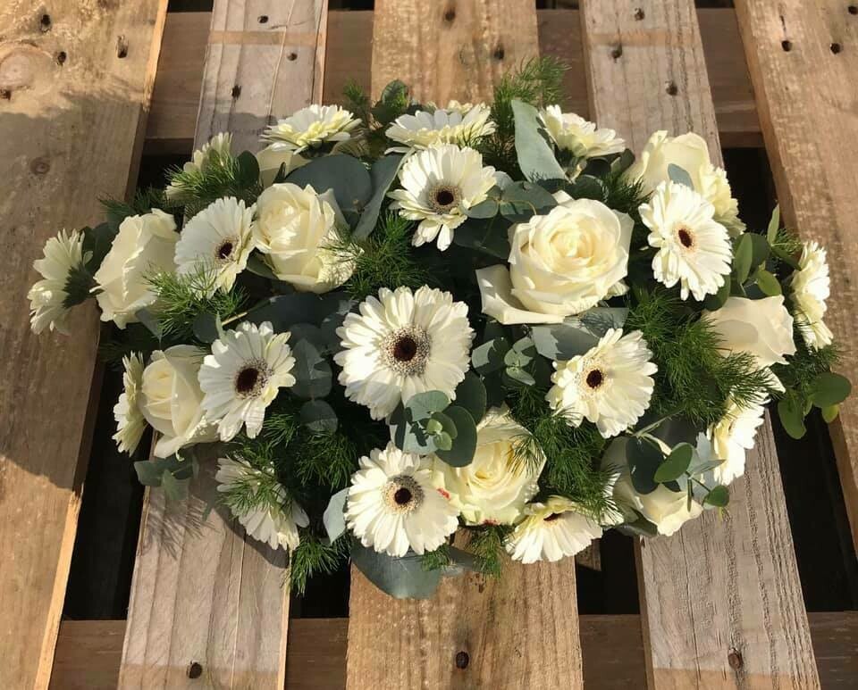 Ovaal bloemstuk met witte bloemen (lange zijde 40 cm) Ovaal bloemstuk met witte bloemen (lange zijde 40 cm)