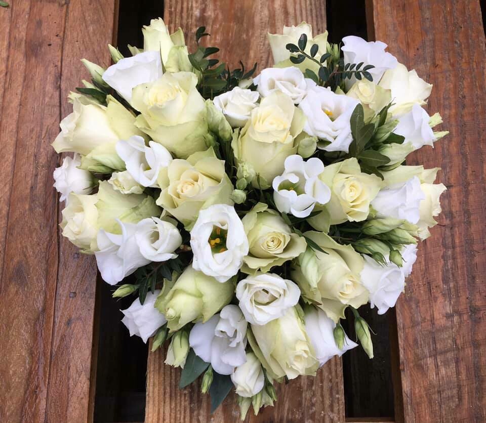 Klein hartje met witte bloemen (35cm) Klein hartje met witte bloemen (35cm)