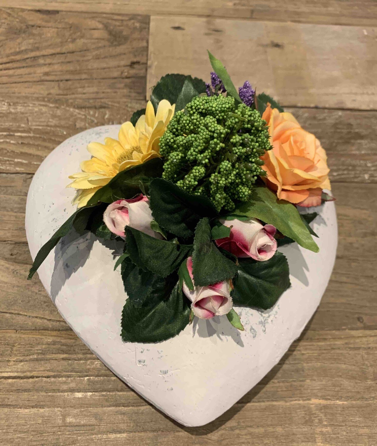 Bloemstukje in zijden met stenen potje in hartvorm (27 cm) Bloemstukje in zijden met stenen potje in hartvorm (27 cm)