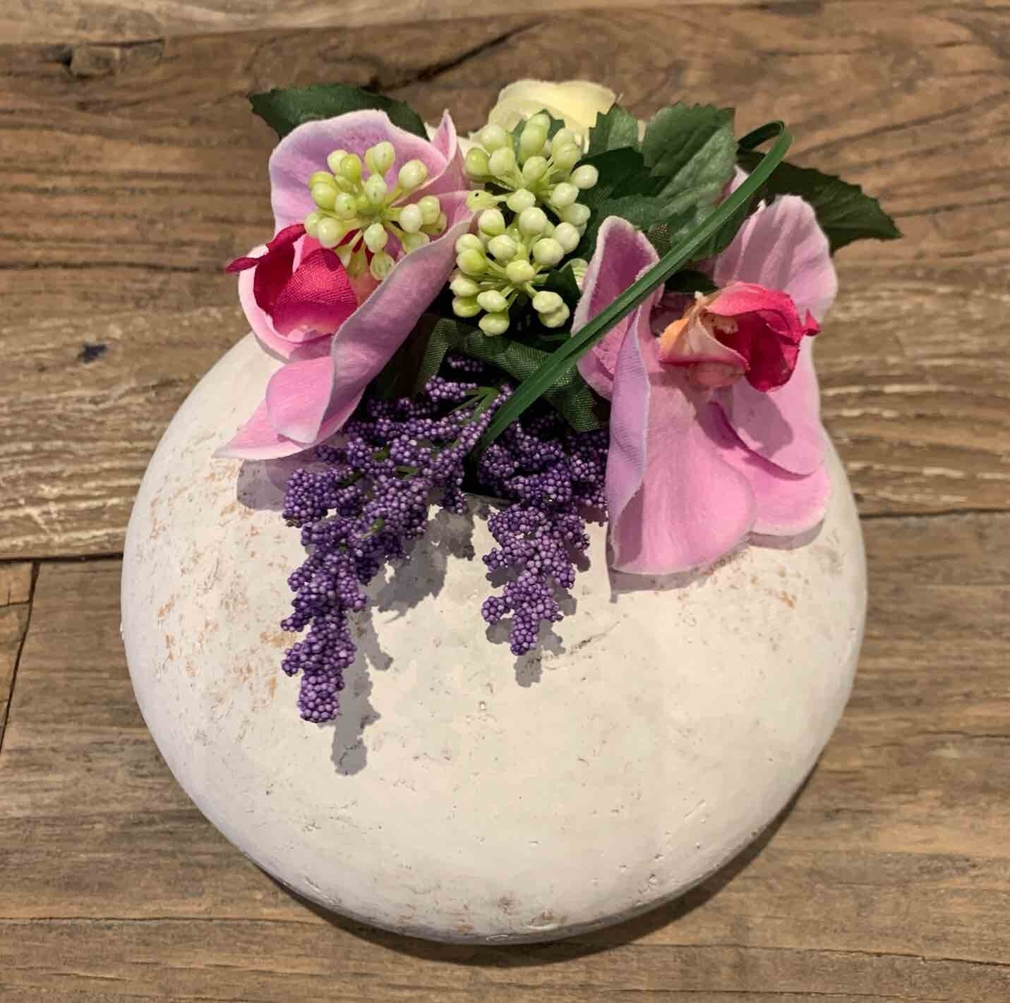 Bloemstukje in zijden met stenen potje (20 cm) Bloemstukje in zijden met stenen potje (20 cm)