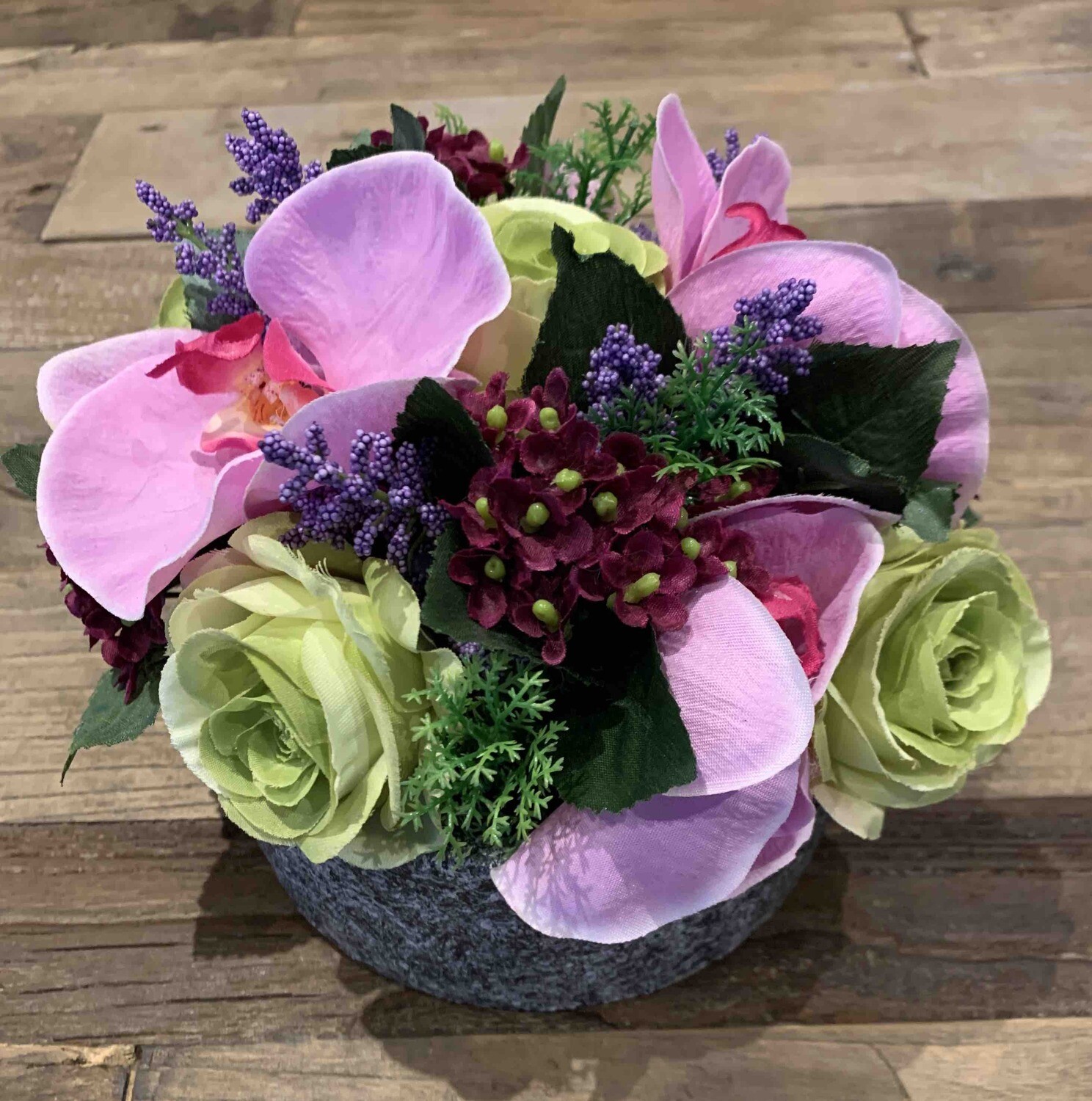 Bloemstukje in zijden met stenen potje (25 cm) Bloemstukje in zijden met stenen potje (25 cm)